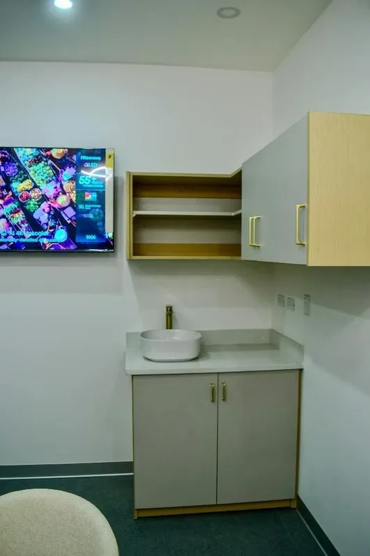 Consultorio NUEVO amueblado en Centro Médico Momentun Escazu