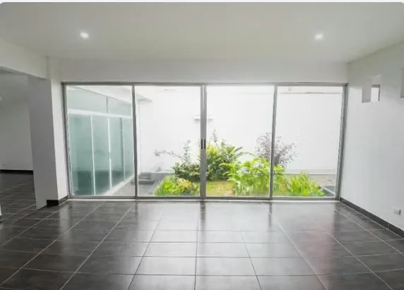 Se alquila la propiedad completa en Bello Horizonte, San Rafael de Escazú, en calle sin salida, sin tránsito de paso. Casa principal, oficina independiente y apartamento, todo en un ...