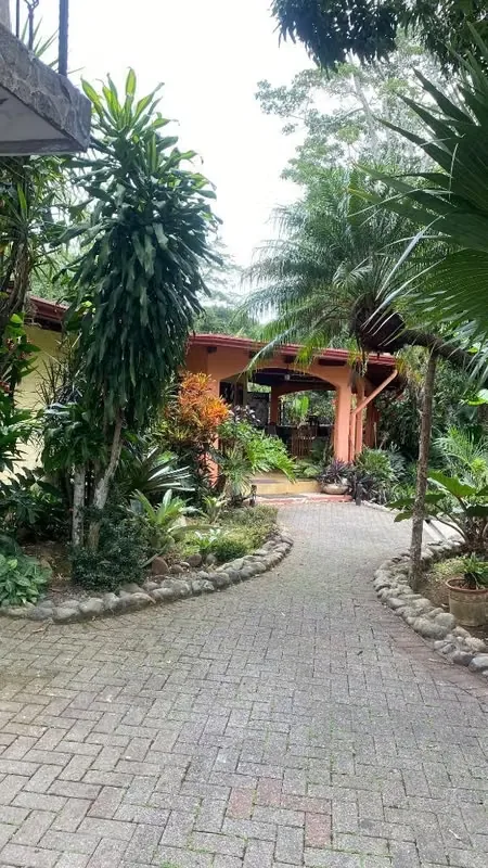 Hermosa casa de una planta, ubicada en una propiedad tranquila y rodeada de naturaleza, que cuenta además con dos apartamentos ...