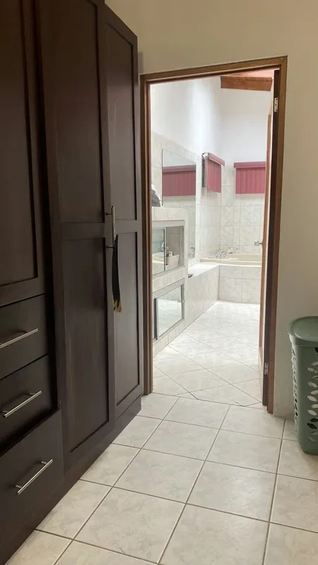 Hermosa casa de una planta, ubicada en una propiedad tranquila y rodeada de naturaleza, que cuenta además con dos apartamentos ..., photo 13