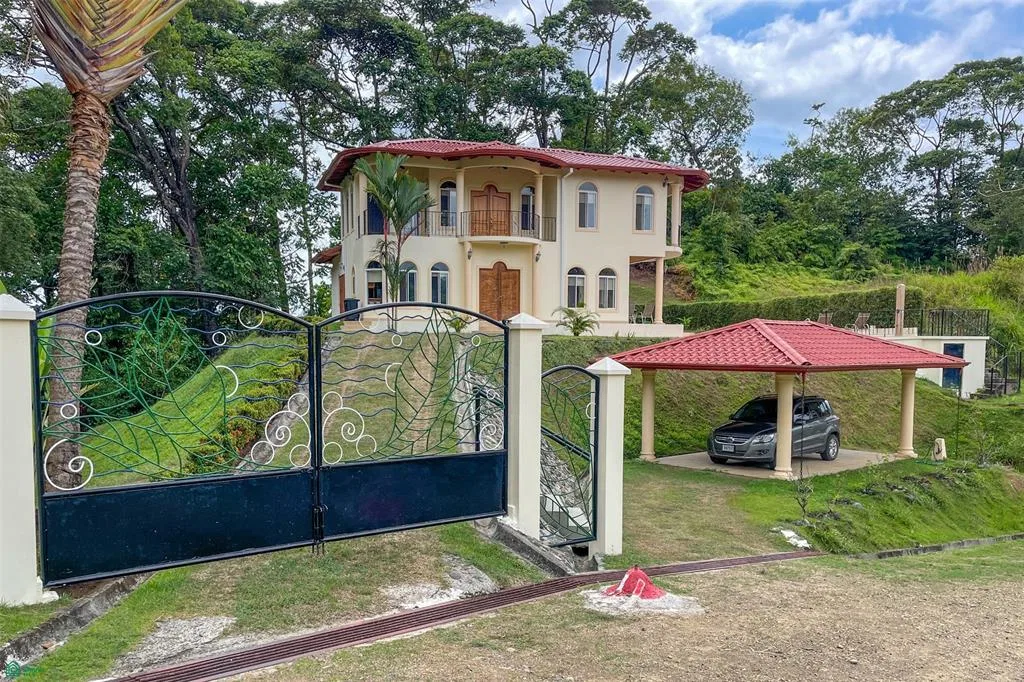 Casa clasica colonial espanol de 3 dormitorios con vista a la jungla y construccion
