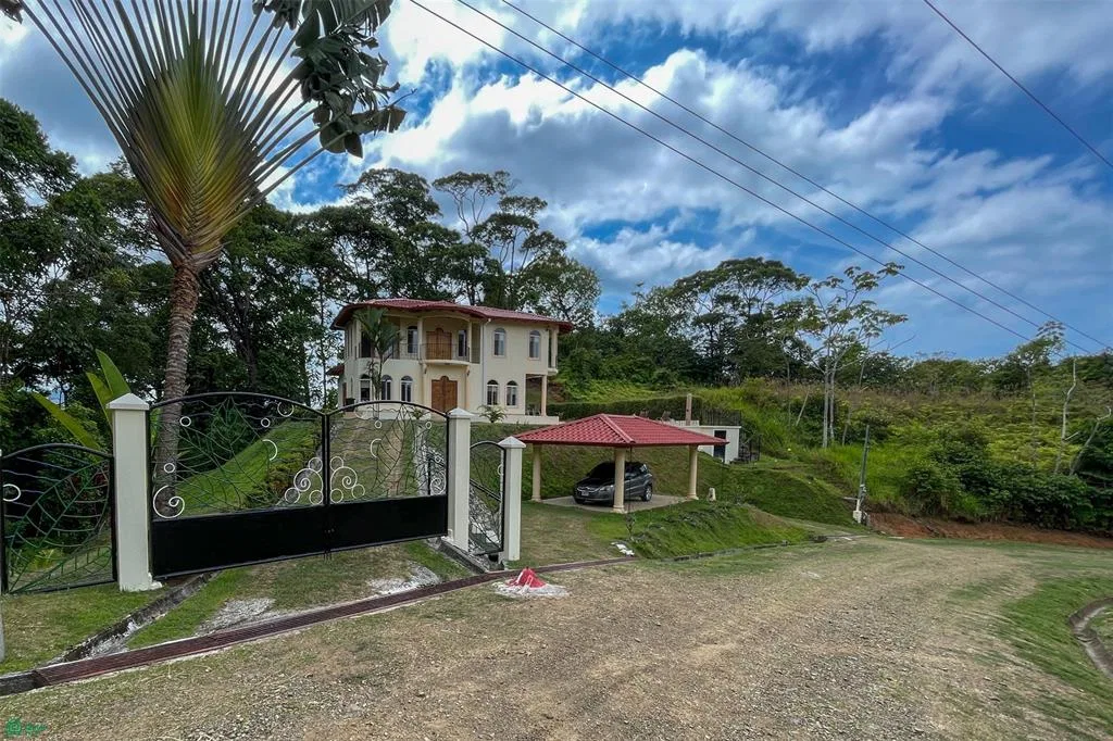 Casa clasica colonial espanol de 3 dormitorios con vista a la jungla y construccion, photo 2