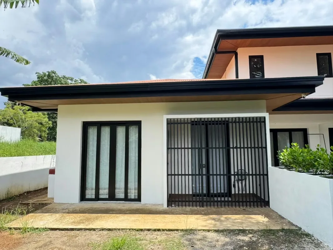 Location: Heredi- Santa Barbara, 1.6 km from the road center to the Guachipelines spa on main street.