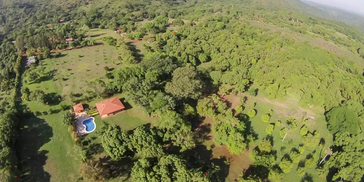 Tropical fruit farm with main and guest houses, pool, and BBQ rancho in San Pablo de Turrubares. 26 hectares with mango and avocado trees, paved access, and utilities. Costa Rica, photo 12