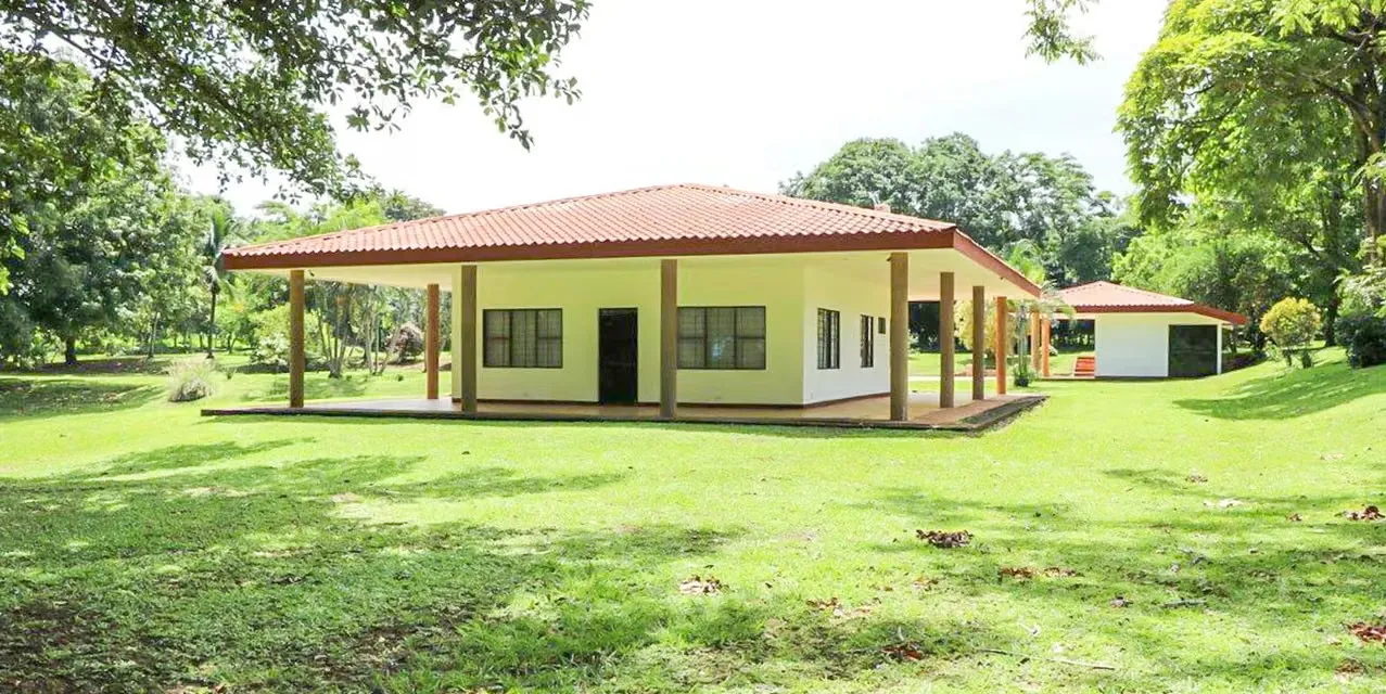 Tropical fruit farm with main and guest houses, pool, and BBQ rancho in San Pablo de Turrubares. 26 hectares with mango and avocado trees, paved access, and utilities. Costa Rica, photo 7
