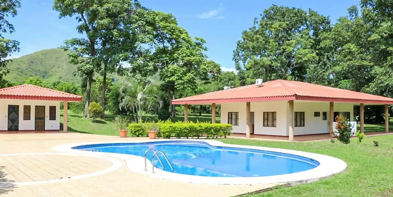 Tropical fruit farm with main and guest houses, pool, and BBQ rancho in San Pablo de Turrubares. 26 hectares with mango and avocado trees, paved access, and utilities. Costa Rica, photo 9
