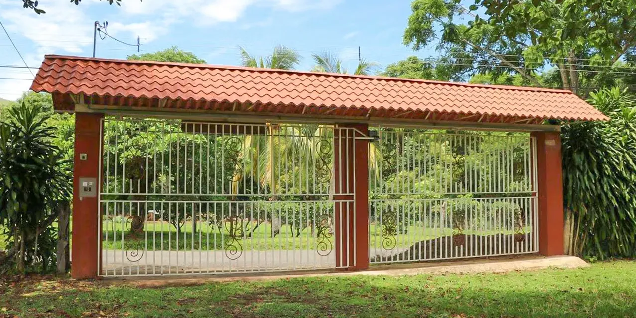 Tropical fruit farm with main and guest houses, pool, and BBQ rancho in San Pablo de Turrubares. 26 hectares with mango and avocado trees, paved access, and utilities. Costa Rica, photo 10
