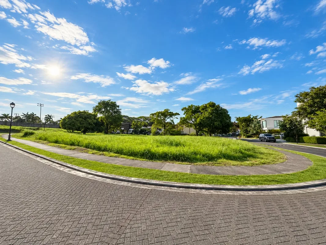 Lote Esquinero 1.637 m² en Venta – Condominio La Hacienda, Santa Ana