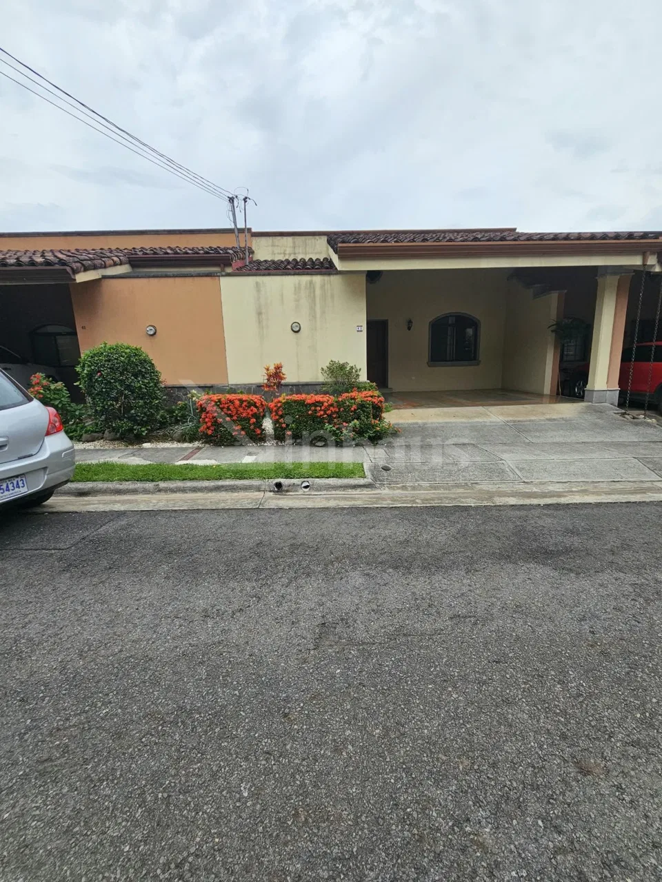 Alquiler de casa de una planta en condominio en Santa Ana centro