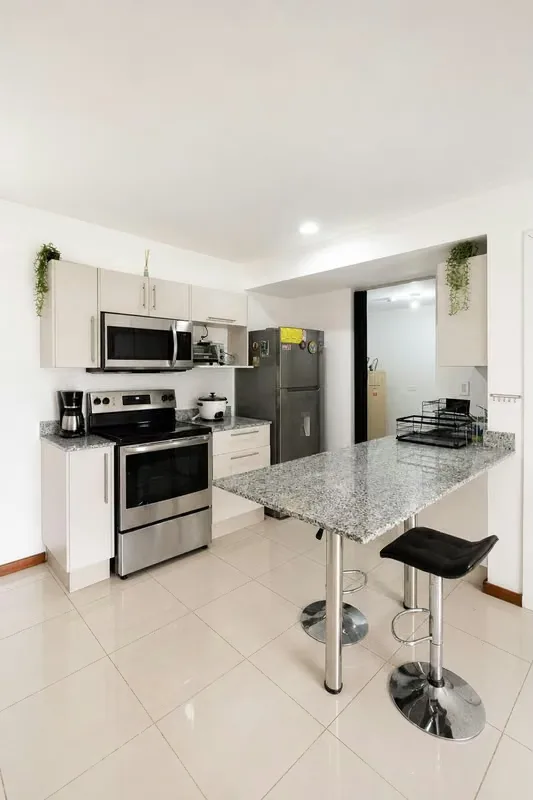 Una excelente oportunidad para quienes desean invertir en bienes raíces y adquirir un apartamento completamente amueblado, equipado y con inquilino.