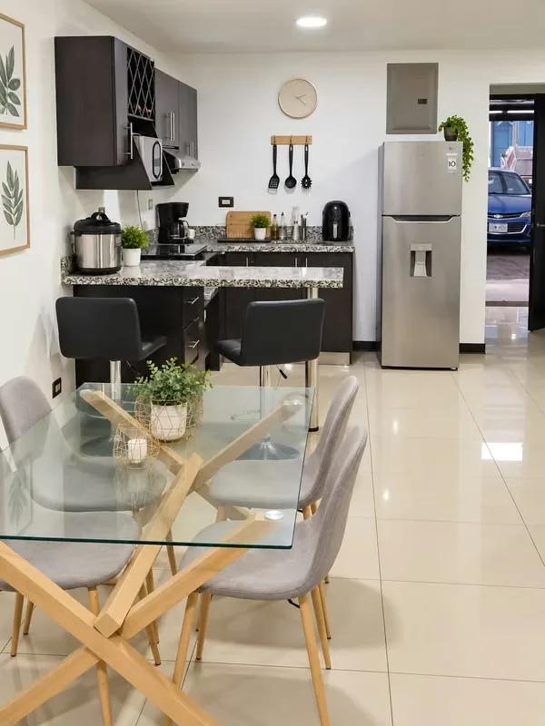 Hermoso apartamento completamente amueblado y equipado, ideal para quienes buscan comodidad, funcionalidad y una propiedad lista para habitar en una excelente ubicación de Heredia.