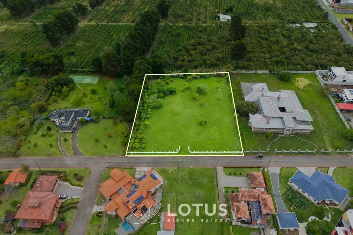 Terreno en Venta en Residencial Las Gemas, San Isidro Heredia — 7.000 m², Cód. AJ046