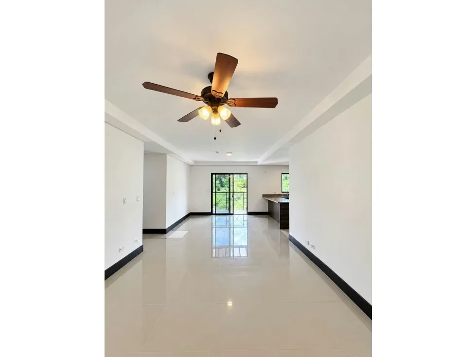 Hermoso apartamento está a solo unos pasos del supermercado de conveniencia Proximart y a 10 minutos de Automercado Río Oro, Mas x Menos Santa Ana y PriceSmart. También es de fácil ...