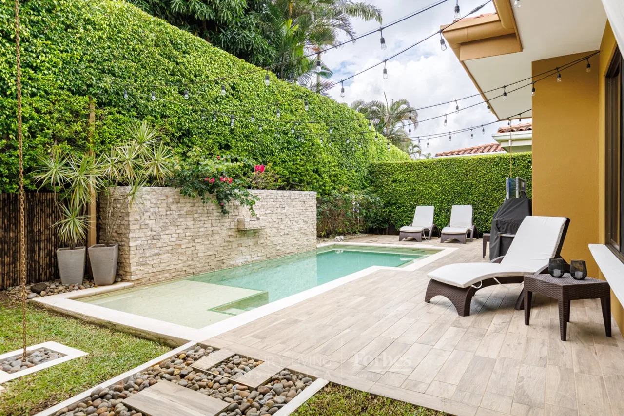 House for rent with pool, 4 bedrooms. 1 level in a gated community