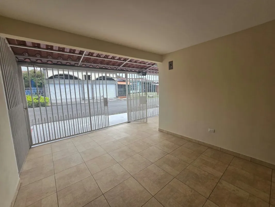 Hermosa casa de dos plantas ubicada en una de las zonas más céntricas y convenientes de Tibás. Remodelada completamente hace 4 ..., photo 2