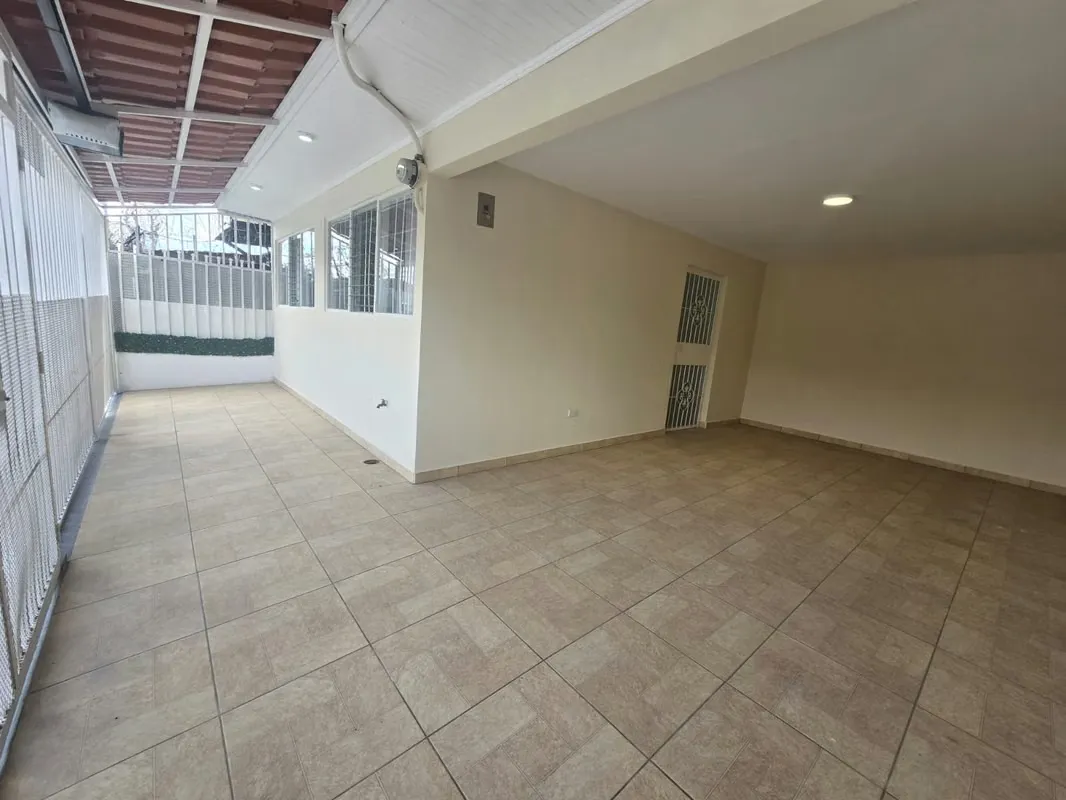 Hermosa casa de dos plantas ubicada en una de las zonas más céntricas y convenientes de Tibás. Remodelada completamente hace 4 ..., photo 3