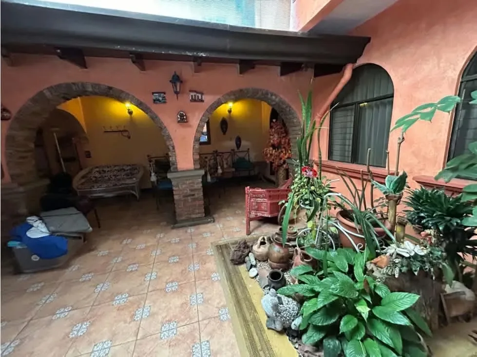 Casa amplia de 400 m² de construcción, 3 habitaciones, apartamento independiente y parqueo para 8 vehículos. Excelente ubicación y gran potencial para ...
