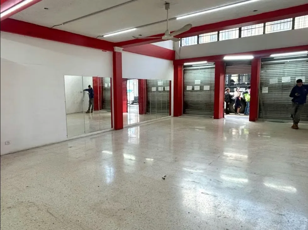 ¡Se alquila local comercial en EXCELENTE UBICACIÓN !!... en la Avenida Central (entre calles 9 y 11) ...