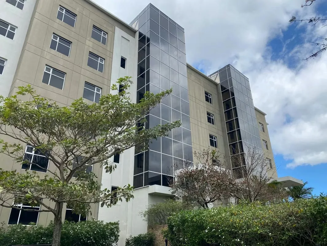 Disfrute del lujo, la comodidad y la exclusividad en este elegante apartamento de una habitación amplia, finos acabados. Ubicado en el prestigioso condominio Alta Pietra, en Bello ...