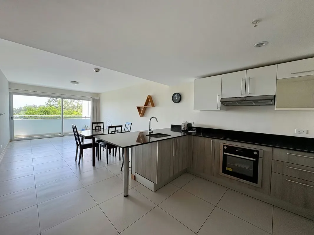 Elegante apartamento de 86 m² en uno de los condominios más exclusivos de Heredia, ubicado en una zona de alta plusvalía, a corta distancia de Real Cariari y con fácil acceso a los ...