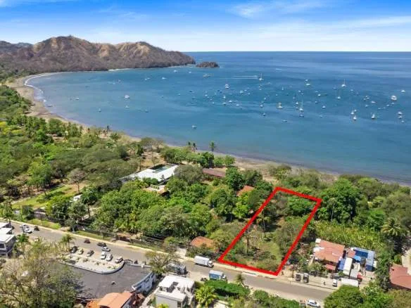 1977m2 Beachfront Lot in Playas del Coco