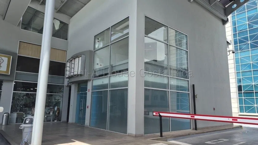 Venta de Moderno Local Comercial en Plaza Murano, Santa Ana / Mls. 26-2045 OFC JB - Venta en Santa Ana