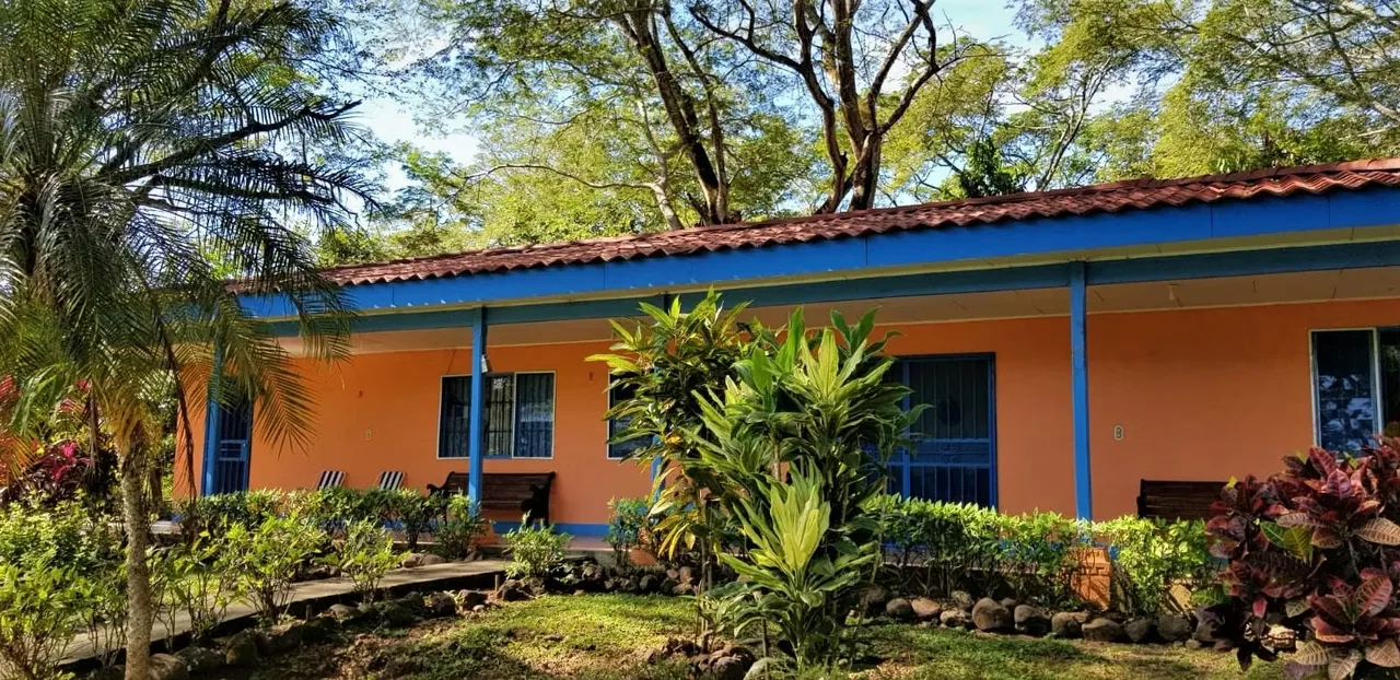 Bella propiedad de 4,980 m2 con casa de 5 dormitorios y amplia terraza, en Tárcoles, a solo 4 km. de la Playa.