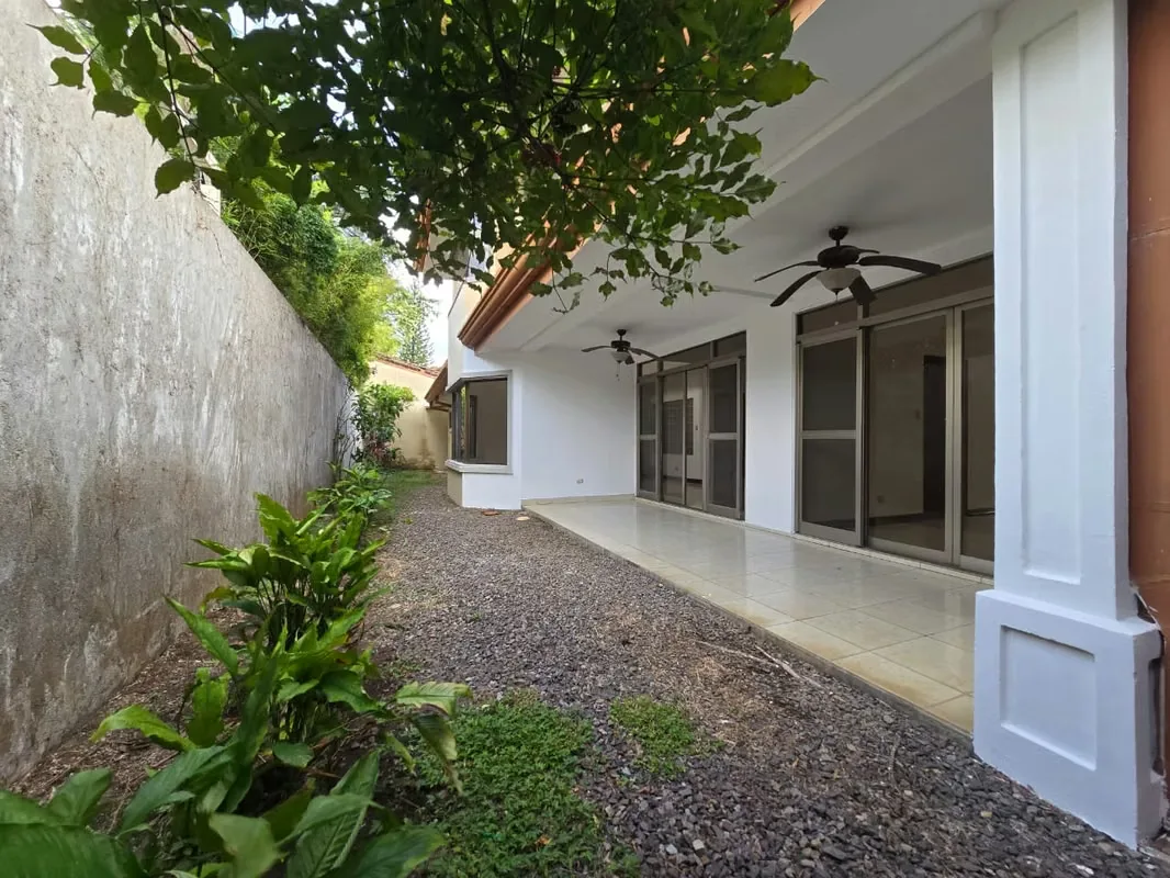 Casa en condominio ubicada en Pozos, Santa Ana, en una excelente zona residencial con seguridad 24/7.