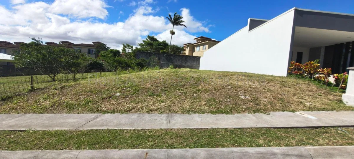 Venta de Lote e Guachipelín Escazú 27-212  - Venta en Escazú