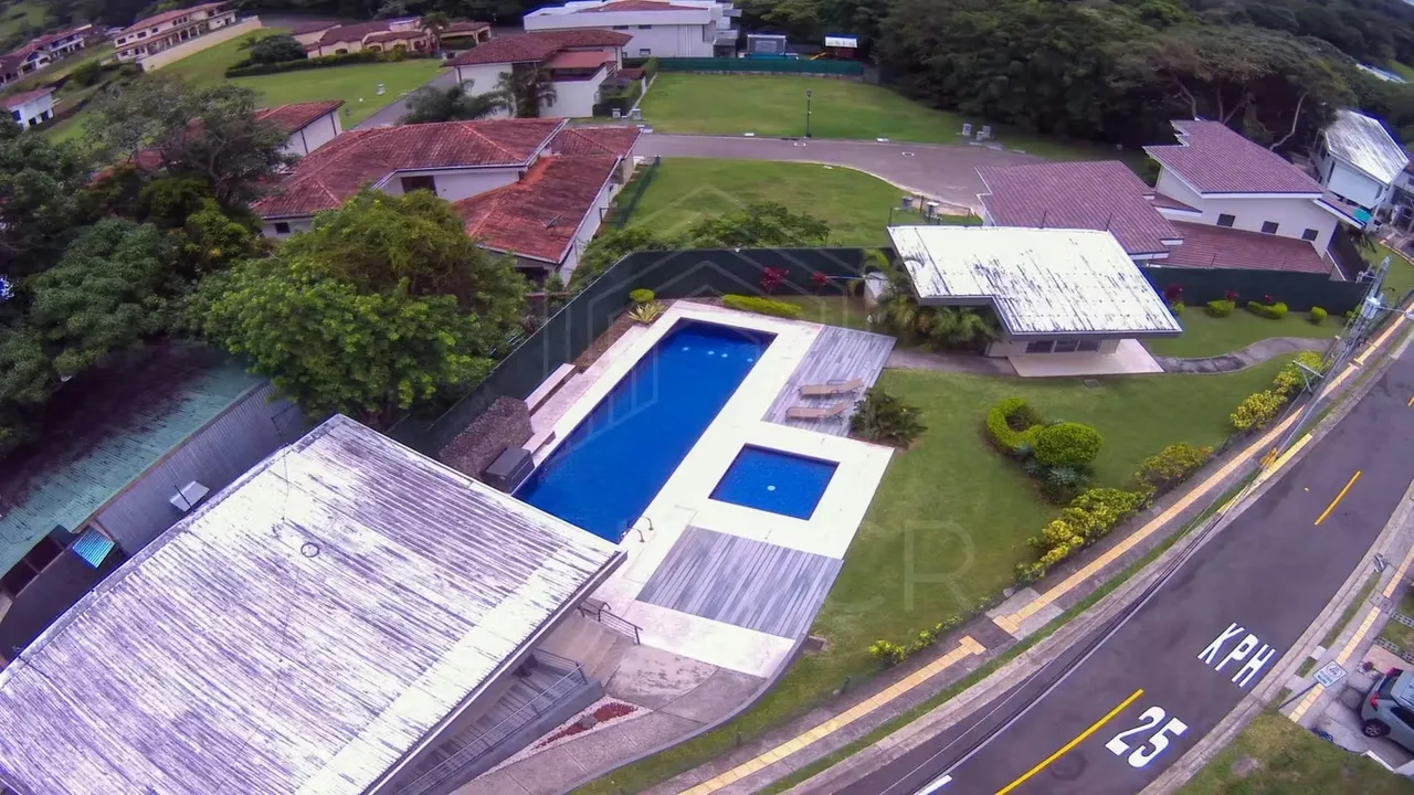 Just 5 km from Automercado Santa Ana | Surrounded by nature and comfort