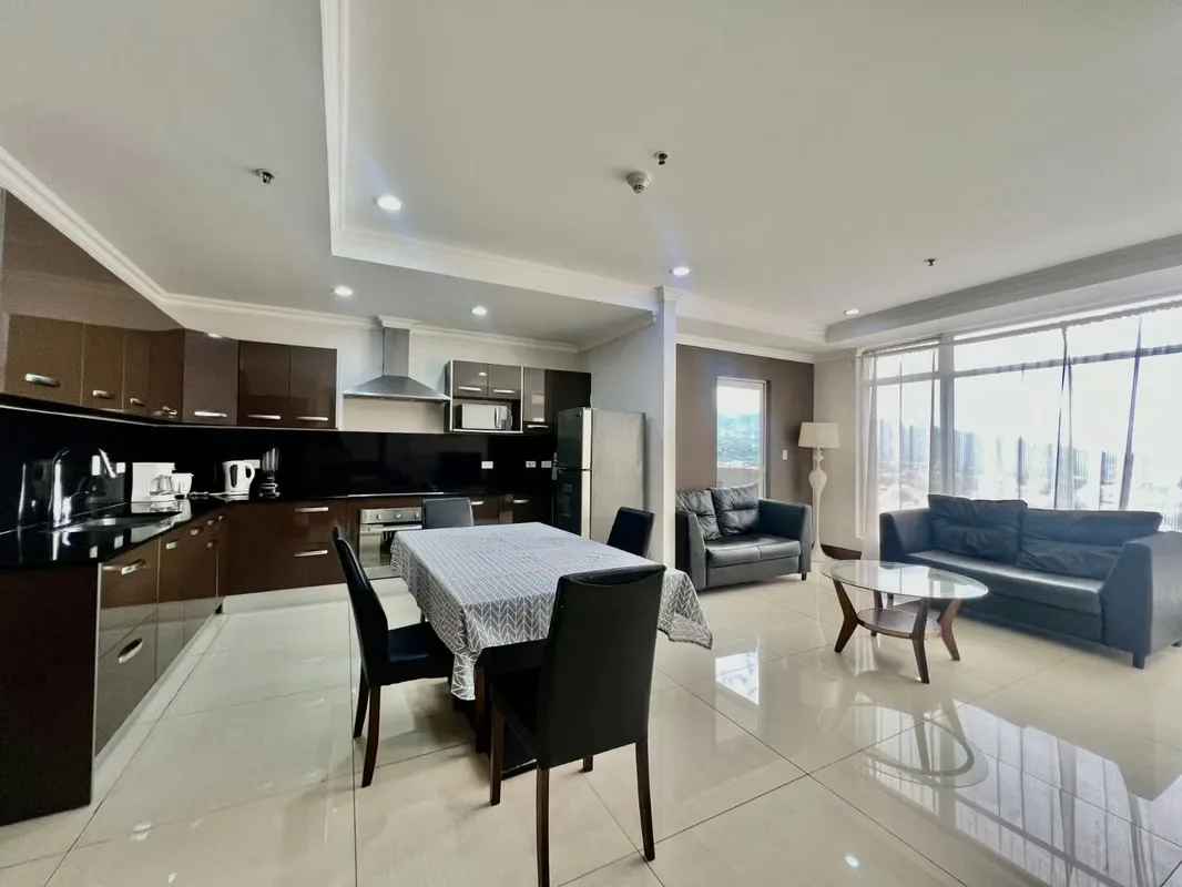 Apartamento amoblado de habitación, 1 baño completo, 1 parqueo, con balcones.
