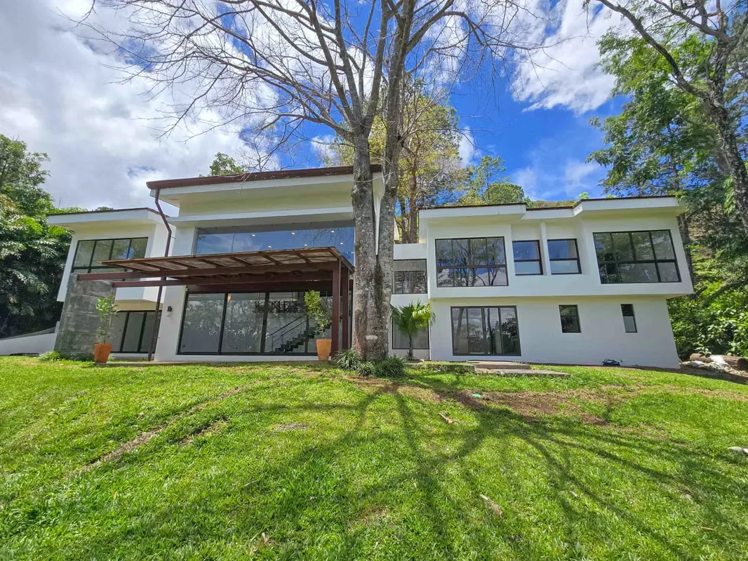 Exclusiva residencia de lujo ubicada dentro del prestigioso Residencial Montaña del Sol en Piedades de Santa Ana, una de las zonas más privadas y tranquilas del oeste de San ...