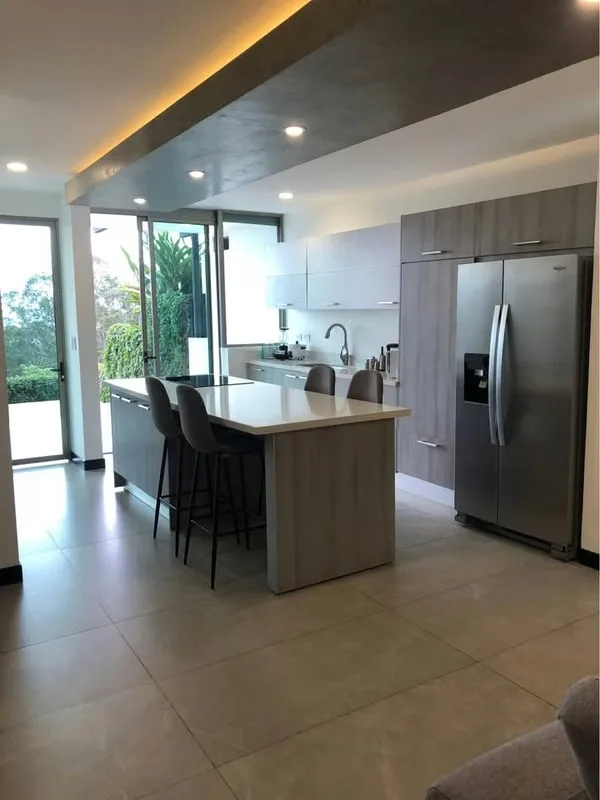 Casa amueblada ubicada en condominio residencial en Escazú, con vista a la ciudad y clima de montaña, a aproximadamente 10 minutos del centro de Escazú y con fácil acceso a ...