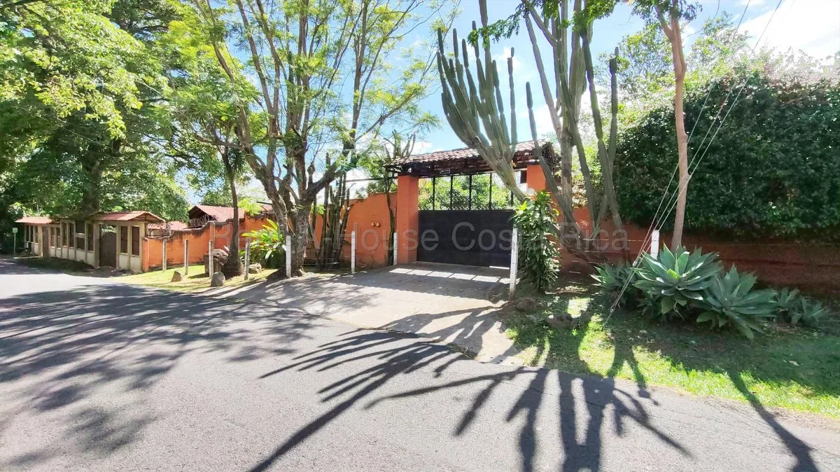 Venta de propiedad de uso mixto de 4.000 m² en Santa Ana Centro #27-112 GS - Venta en Santa Ana