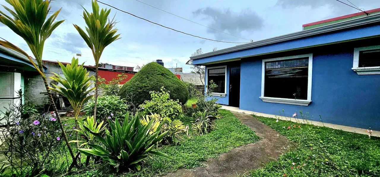 Houses for sale in Moravia LAS AMERICAS Large Green Area.