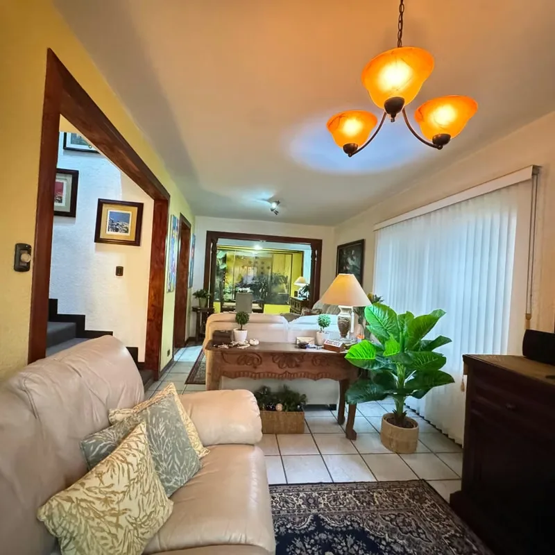 La propiedad cuenta con una ubicación ideal dentro del residencial y tiene las siguientes ...