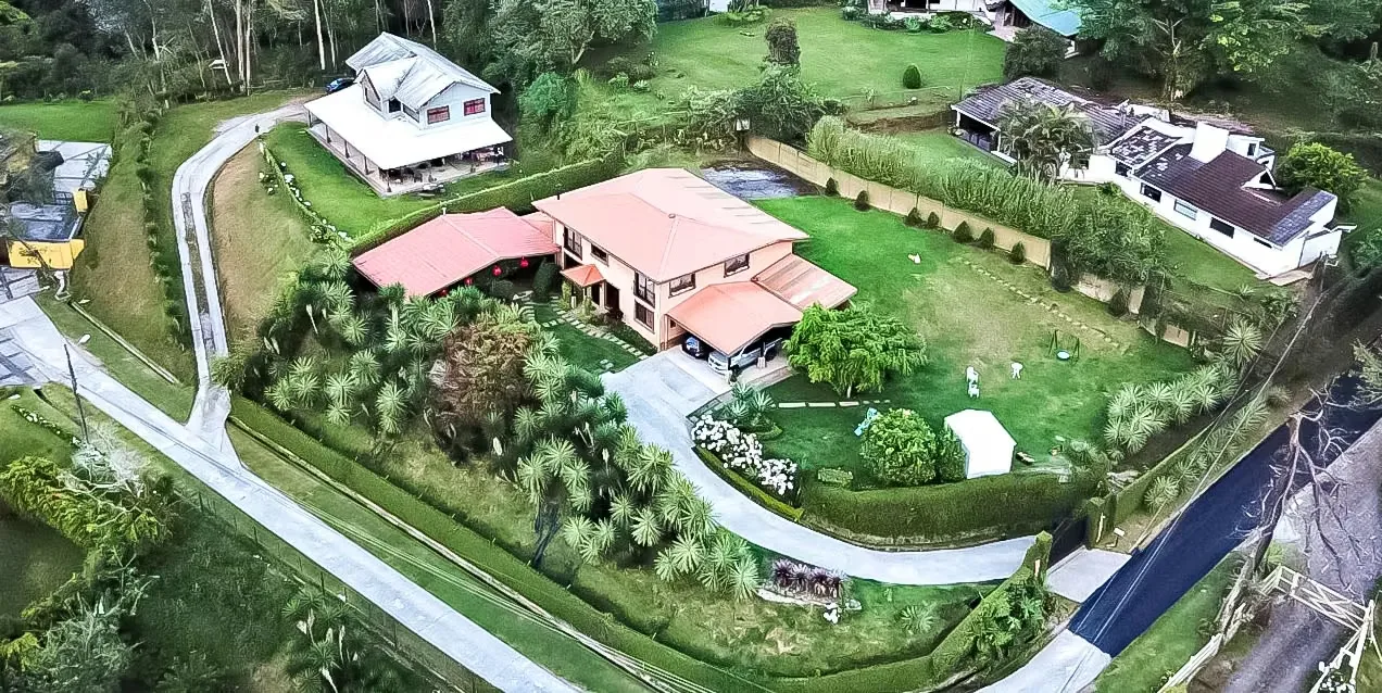 Una residencia pensada para disfrutar, compartir y crear momentos memorables en familia, ubicada en el residencial Los Jaules, a pocos minutos del Parque del Este. Su mayor atractivo es ...