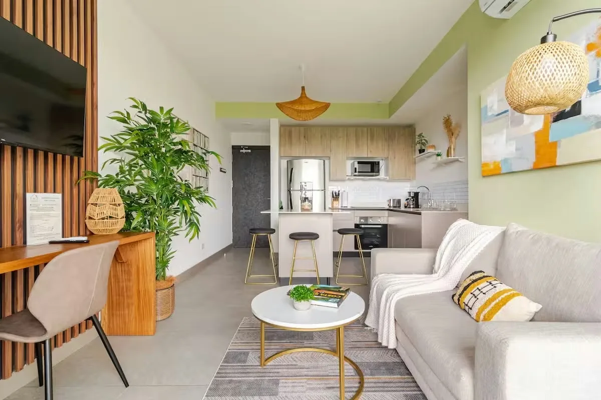 Este moderno apartamento, ubicado en el piso 13, se presenta como una oportunidad excepcional para quienes buscan comodidad y estilo en San José provincia. Completamente amueblado y ...
