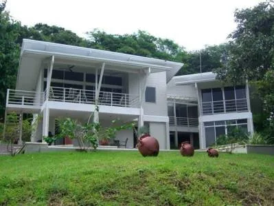 Casa De Campo Moderna en Terreno Espacioso