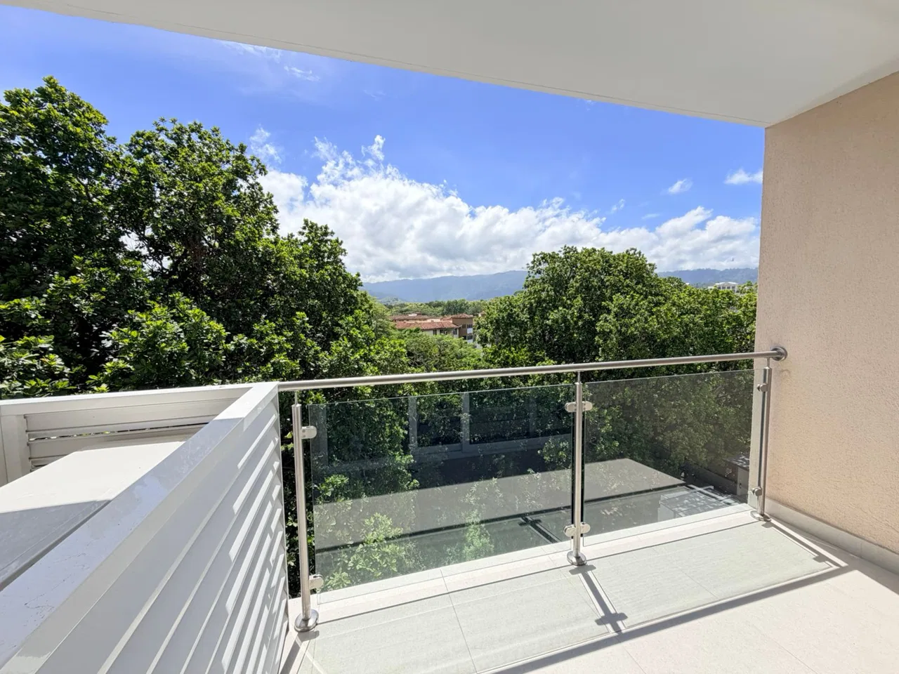 ⚡ SUPER OPORTUNIDAD | Apartamento Piso 9 en Live Jacó — El Más Económico del Mercado | Vista Espectacular a la Montaña y Copa de Árboles | $189,000