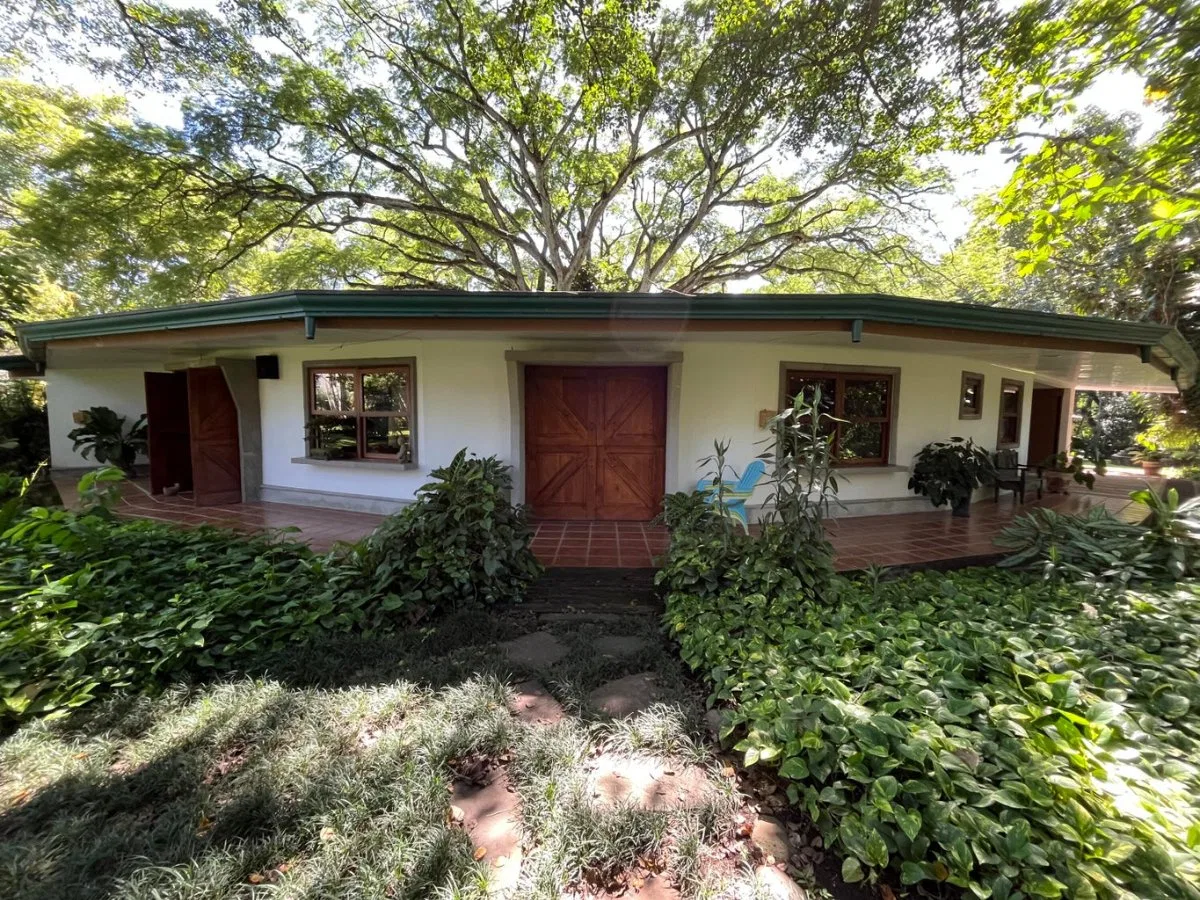 Venta de casa rodeada de naturaleza en amplio terreno #26-200 GS - Venta en Santa Ana