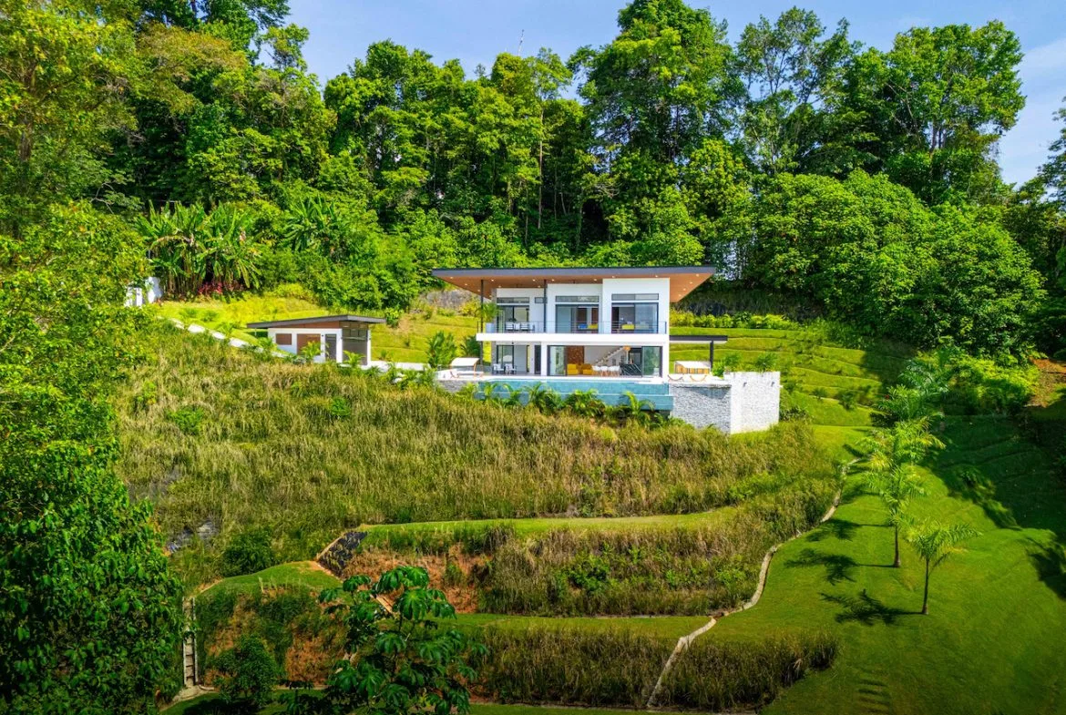 LUXURY 4 BEDROOM HOME WITH OCEAN AND MOUNTAIN VIEWS, photo 2