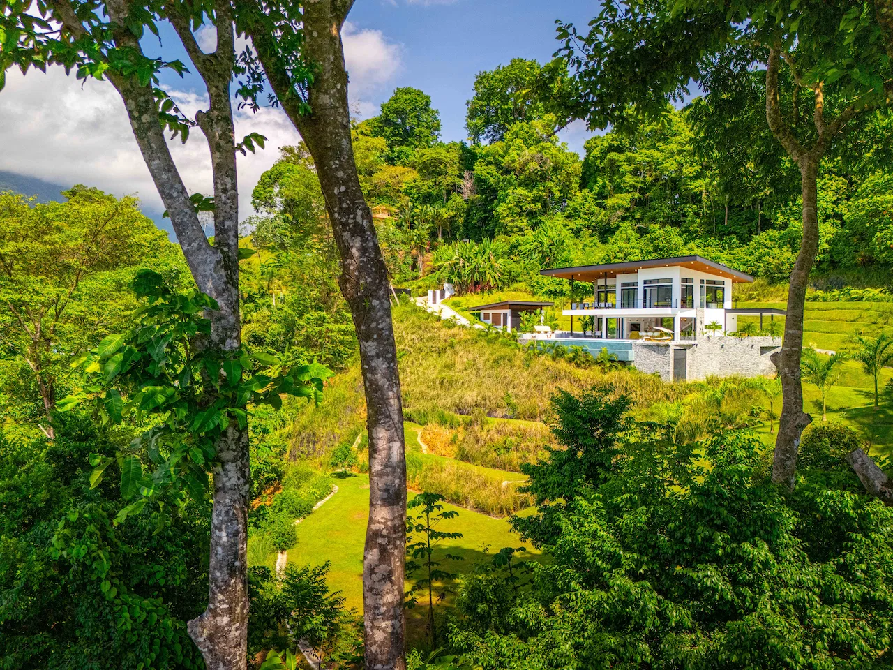 LUXURY 4 BEDROOM HOME WITH OCEAN AND MOUNTAIN VIEWS, photo 3
