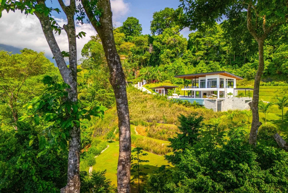 LUXURY 4 BEDROOM HOME WITH OCEAN AND MOUNTAIN VIEWS, photo 4