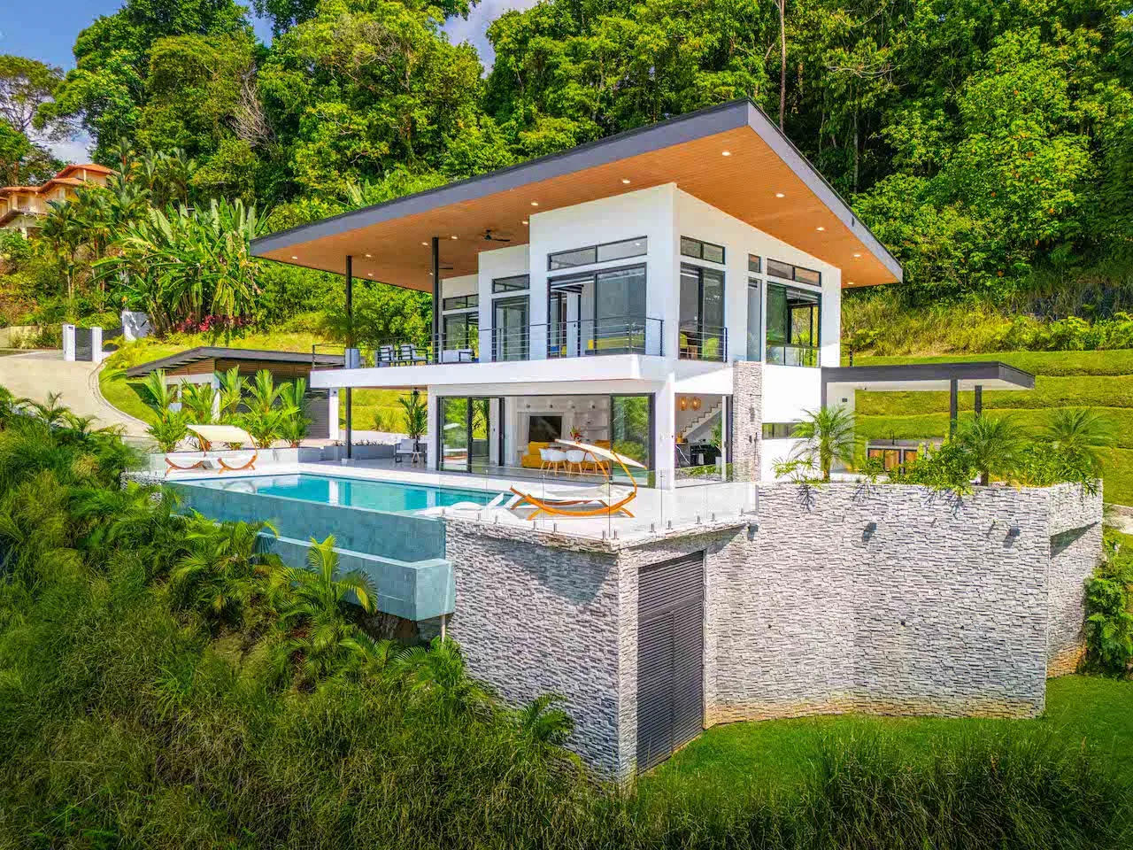 LUXURY 4 BEDROOM HOME WITH OCEAN AND MOUNTAIN VIEWS, photo 5