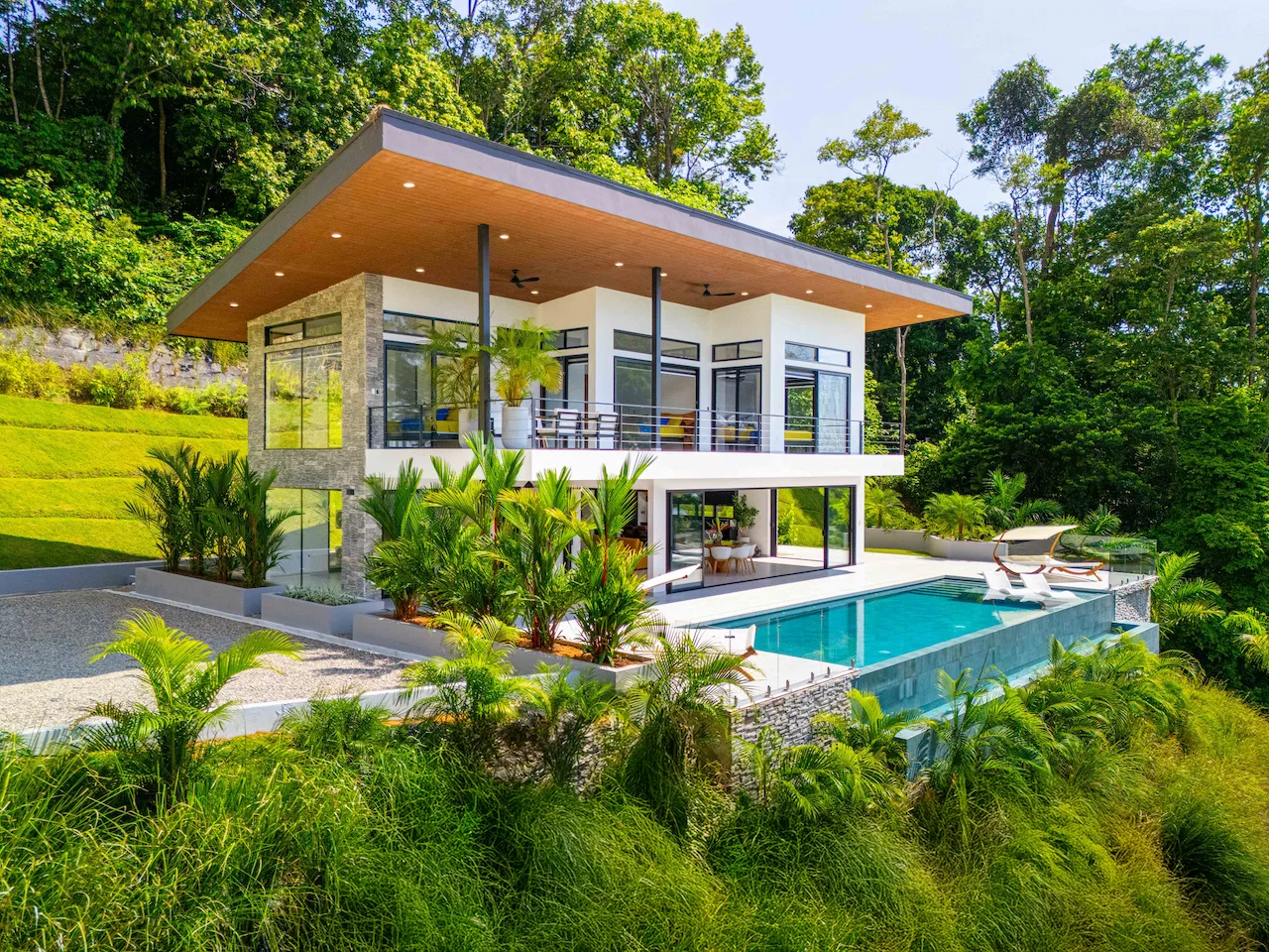 LUXURY 4 BEDROOM HOME WITH OCEAN AND MOUNTAIN VIEWS, photo 7