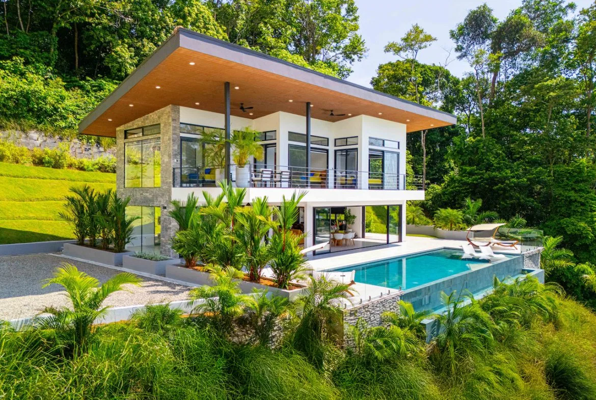 LUXURY 4 BEDROOM HOME WITH OCEAN AND MOUNTAIN VIEWS, photo 8