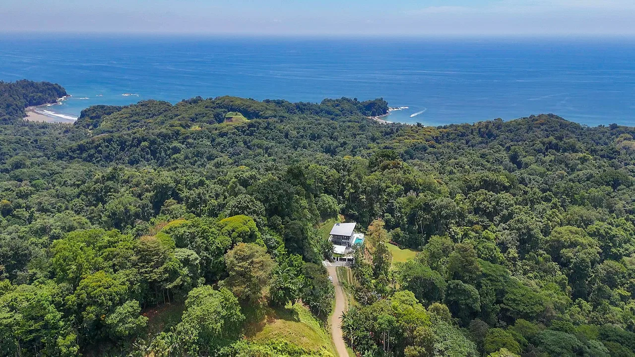 LUXURY 4 BEDROOM HOME WITH OCEAN AND MOUNTAIN VIEWS, photo 9