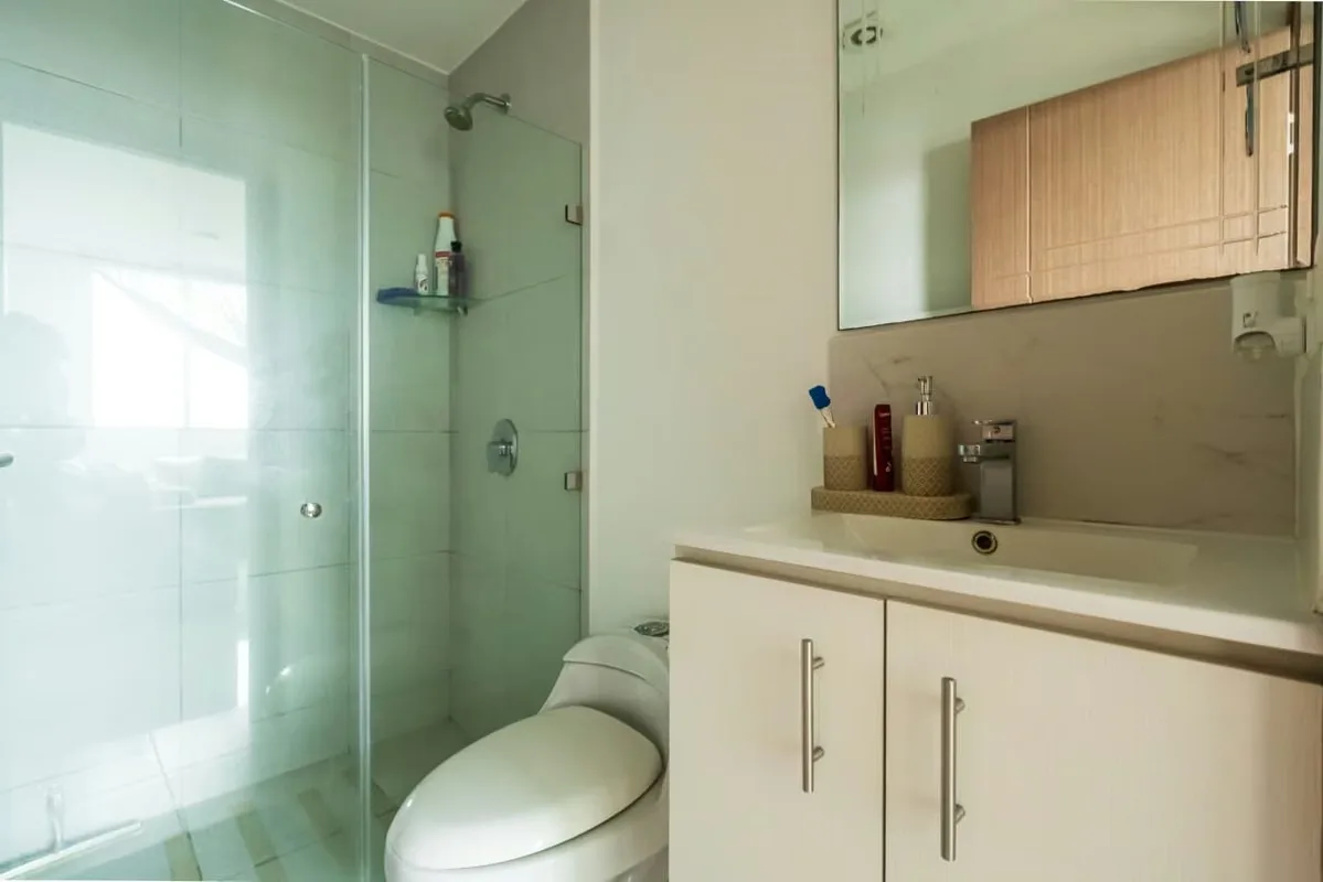 Venta de hermoso apartamento semiamueblado y con diseño moderno, ubicado en el Condominio Bambú Rivera, Tibás., photo 2