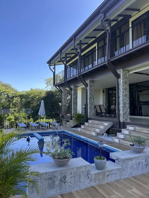 Luxury house with great Ocean view. 4 segregated Lotes adding 2895 mts2 and Construction 350 mts 2. Garage roofed for 2 cars. Gardens and external parking for up to 10 cars. Gardens ...